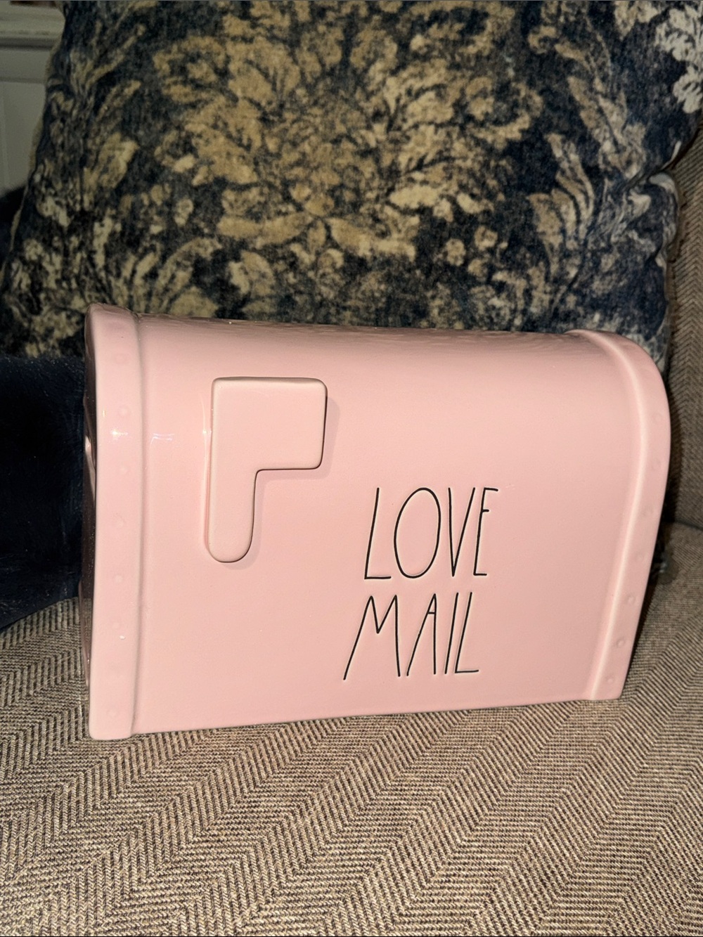 NWT RAE DUNN CERAMIC LIGHT PINK MAILBOX HOME DECOR VALENTINES